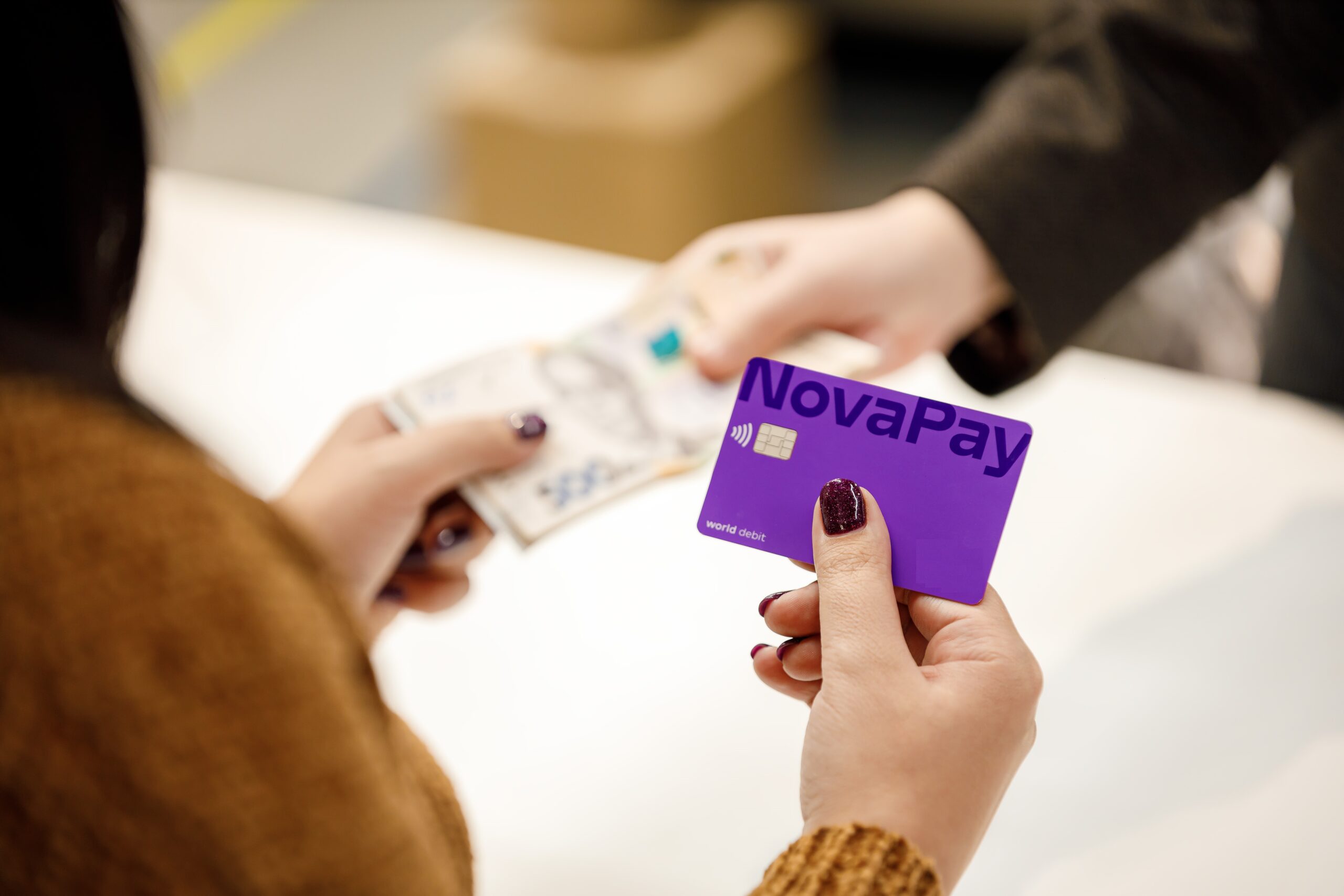 З карток NovaPay тепер можна зняти готівку в магазинах